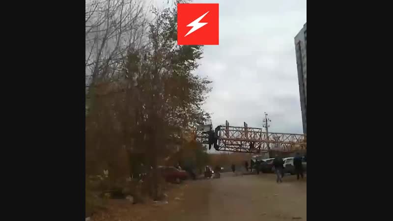Башенный кран рухнул в самаре на припаркованный грузовик