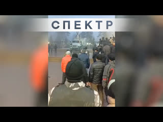 В казахстане протестующие снесли памятник экс президенту назарбаеву