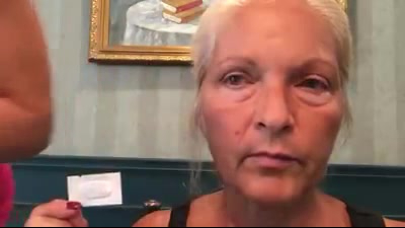 Instantly ageless live demonstration on this mom