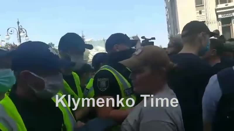 Демсокира забрасывает акцию шария под оп яйцами, камнями