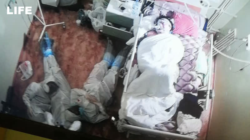 Медики уснули в палате с пациенткой, чтобы не оставлять её одну