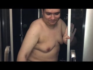 Жирная свинья с грибами на лбу моется протухшим пеом