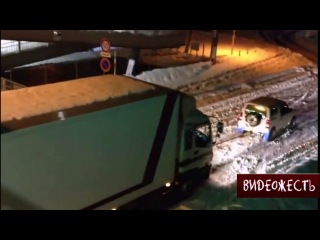 Малая машина как будто игрушечная (с) видеожесть