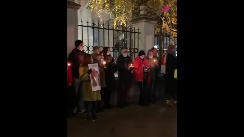 У посольства беларуси в москве проходит акция памяти романа бондаренко