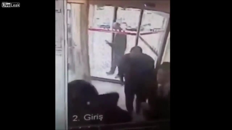 Спасение кота, застрявшего в дверях