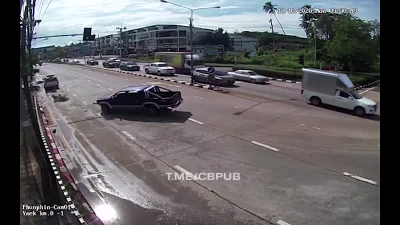 Невнимательный водитель пикапа молодыебайкера