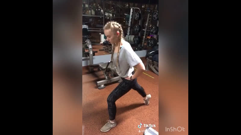 Выпад обратный с подъемом бедра