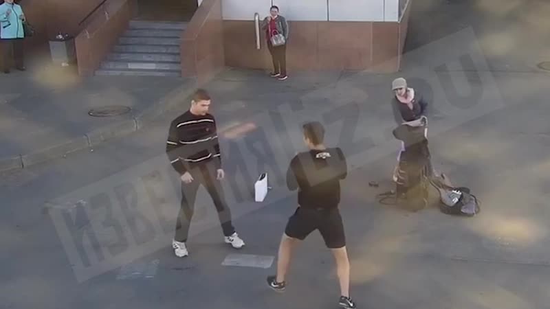 Избили уличного музыканта и его беременную жену