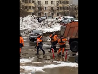 Дыры в асфальте латают в трехгорке