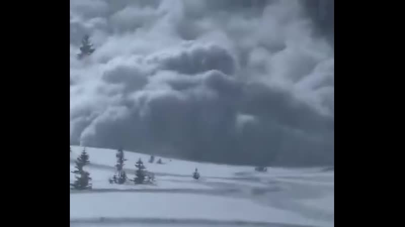 На склоне горы юинта (штат юта) лавина сошла на группу людей, катающихся на снегоходах