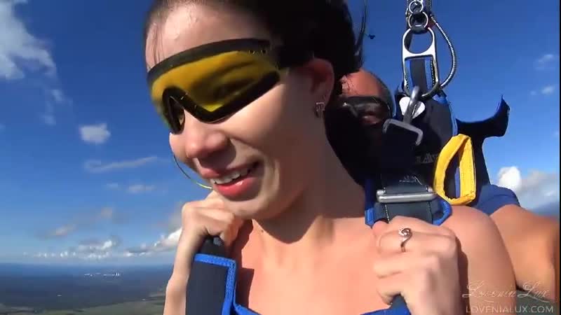 Голые телочки прыгнули с парашютом