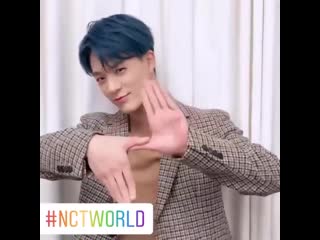 Look at jeno's hand gestures and his little smile ^^ jeno so cutee