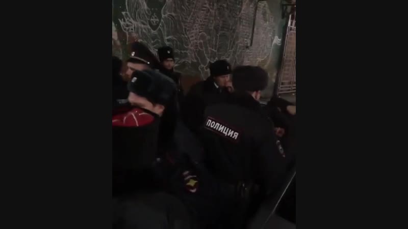 Народ скандирует "хаски" после задержания рэпера в краснодаре [ ]