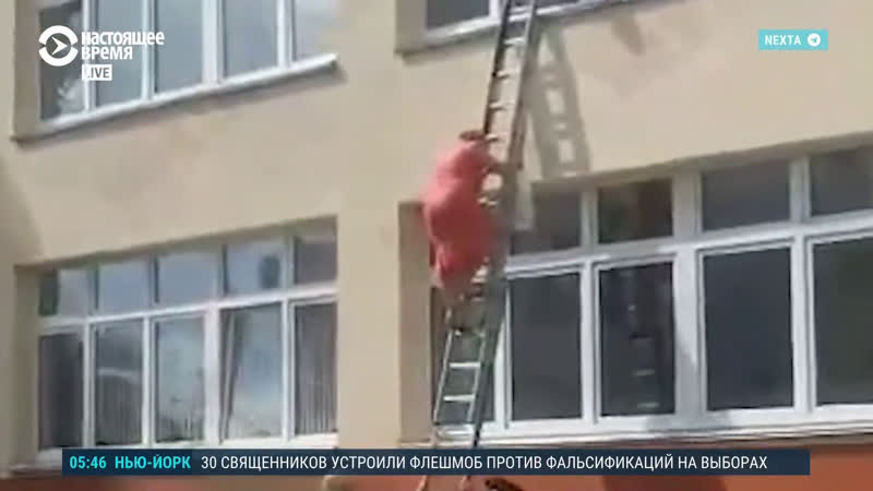 Члены избиркома в минске спускаются из окна по лестнице с пакетами