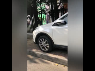 Автохамка яжмать припарковалась на тротуаре права, видимо, нашла там же сочи