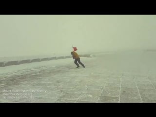 Метеоролог борется с ветром за устаноу флага (vhs video)