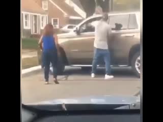 Девушка переехала ногу парню