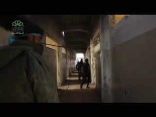 Экскурсия по зданиям, захваченным лисой в департаменте транспортных средств в городе хараста