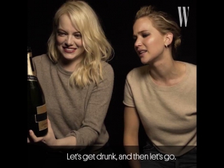 Emma stone e outras celebridades abrindo champanhe para a w magazine