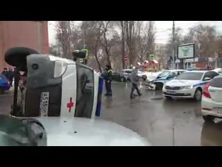 В саратове менты въебались в скорую пациент погиб