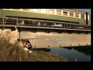 Разделась до гола на мосту