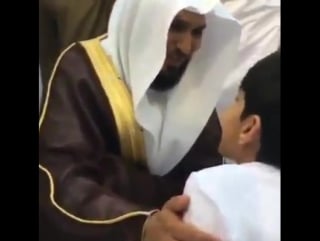 The imam of the grand mosque in makkah waits for a disabled porn to finish praying so that he can greet him and honour him share