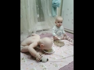 Кушаем)))русланчик и катюшка 1 5))😂😂😂😂😂