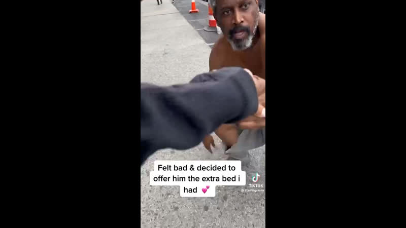 История как женщина приютила чернокожего бомжа, покормила его, забрала домой и забеременела от него