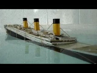 Модель титаника тонет в ванной