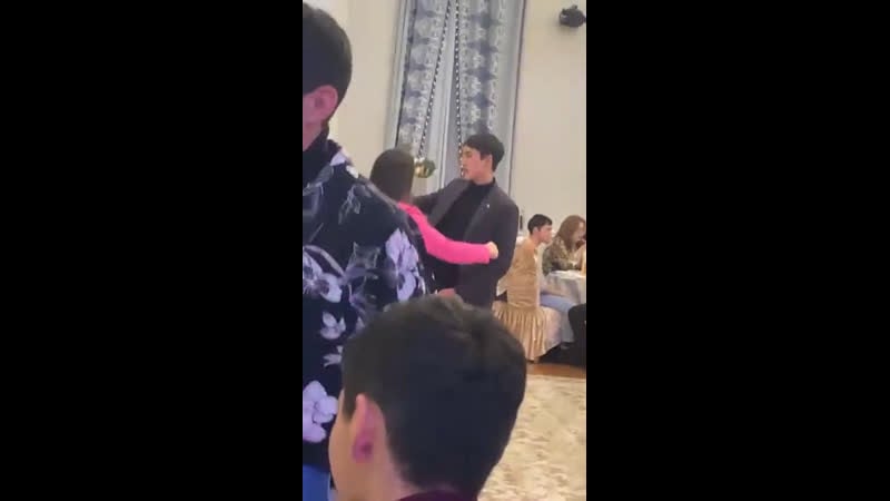 В казахстанском селе урджар некие мужчины с ружьями ворвались в ресторан и открыли стрельбу во время мероприятия