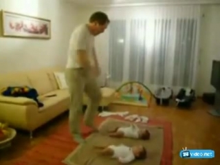 Папаша танцует с детишками