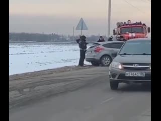 Бухого водилу приковали к дорожному знаку