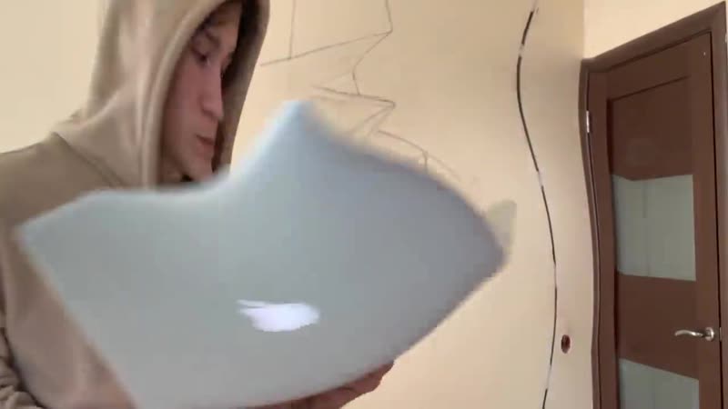 [nowkie] рисую огромный эмоджи камень на всю стену в своей комнате