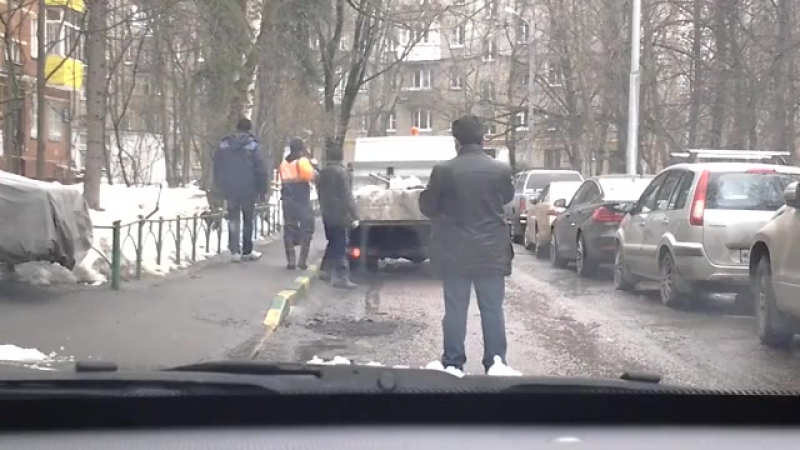 Снег, земля и выбоина заделана, "мастеркласс" от столичных коммунальщиков(видео)