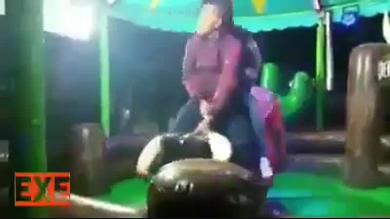 Двое на аттракционе родео