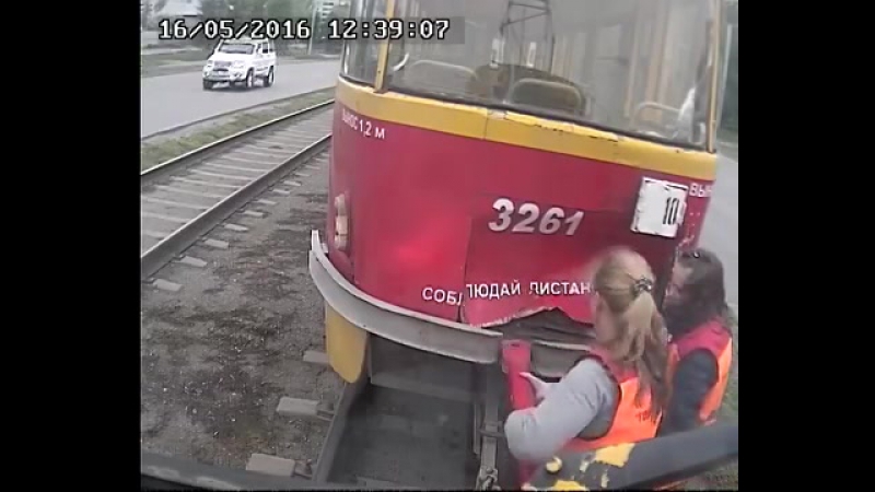 Ну написано же соблюдай дистанцию! как женщины трамвай цепляли