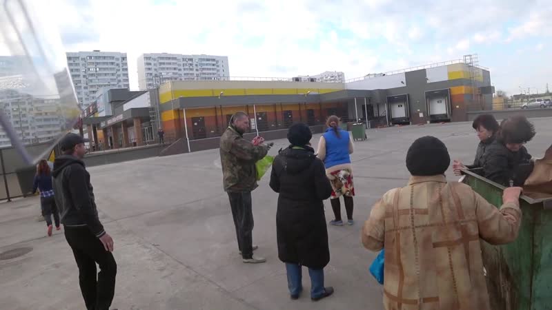 В краснодаре жители хватают отходы в мусорке