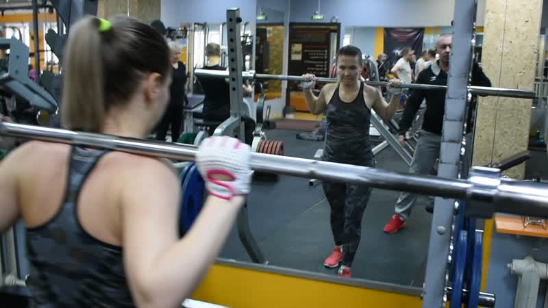 Соня, первый опыт приседа с штангой(грифом)