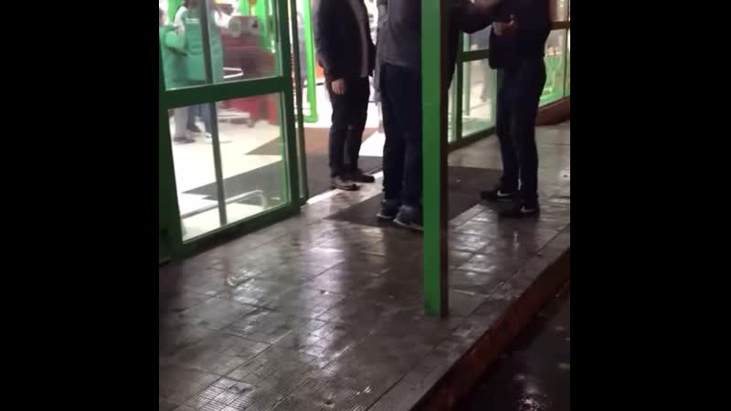 В столичном магазине охранник