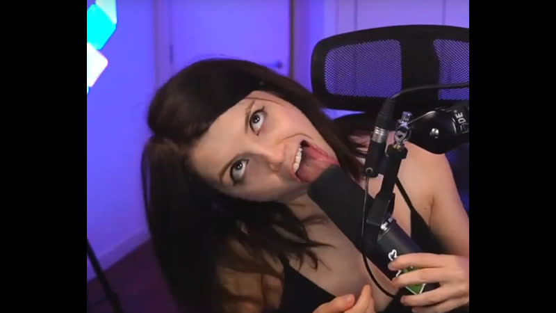 Стримерша оляша olyashaa асмр asmr показывает грудь, губы, язык и лижет микрофон слив секс история