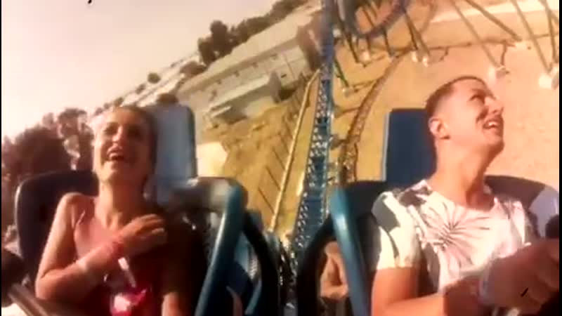 Груди оголились от ветра американские горки прикол)))