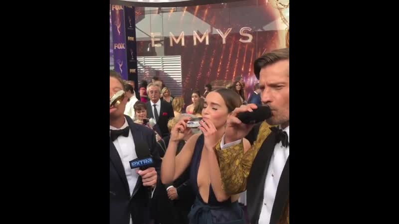 Emilia e nikolaj fazem um brinde de tequila no emmy 2019