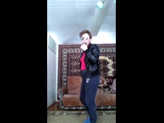 Ёбнутая тётя флексит под крида!