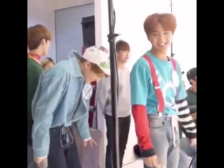 The way jeno laughed at how hyuck was dancing is absolutely adorable >< i could watch him laugh like that all day