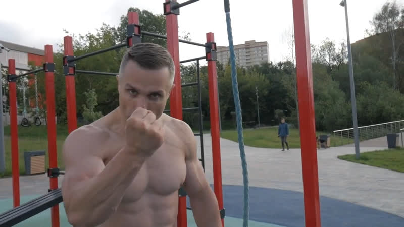 Замеряем женщинам талию, грудь и бёдра качаем ягодицы румынской тягой, а грудь отжиманиями