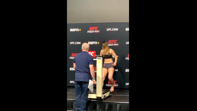 Девушка боец ufc упала в обморок во время взвешивания