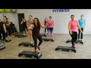 Групповая тренироа степ аэробика