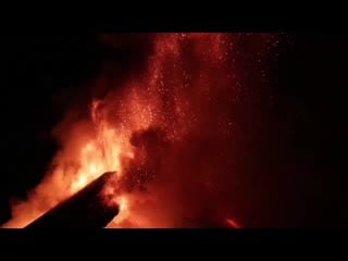 Salvo e simona ❤️ on instagram etna frammento video della fase più acuta del parossismo del 23 02 2021 con fontane di lava a