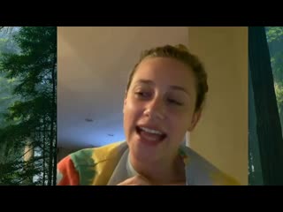 Лили разговаривает в видеочате со своим другом ником