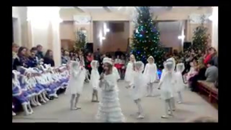 "ой, летять,летять сніжинки" виконує оля адруженко